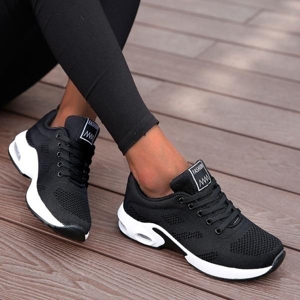 COMFORTABLE TRAINERS